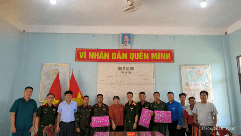 Hội đồng NVQS xã thăm, gặp mặt chiến sĩ mới nhập ngũ năm 2025